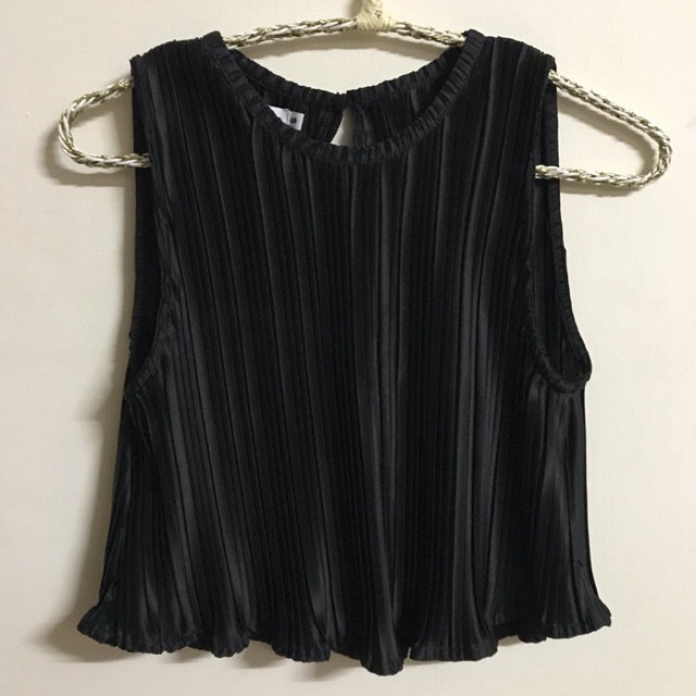 ส่งต่อ ❗️เสื้อพลีท แขนกุด สีดำ ยี่ห้อ daarin