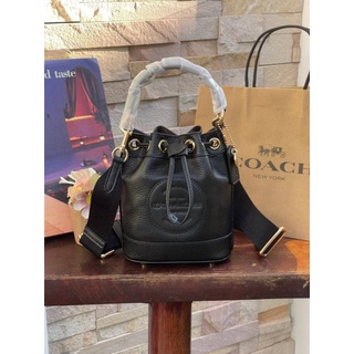 🎊💖🌇🚜@1,920.-📍(ลดพิเศษ 7 %) 💯 🛒🛒Big Discount 2022🛒🛒COACH DEMPSEY BUCKET BAG 15 WITH COACH PATCH AND HEART CHARM