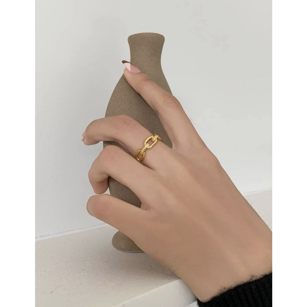 Dazy Geometric decor ring.