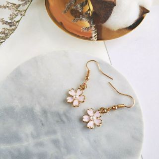 Korea Cute Pink Sakura Minimal Clip Gold Earring : ต่างหู ตุ้มหู ต่างหูหนีบ เกาหลี มินิมอล สี ทอง ซากุระ ชมพู น่ารัก