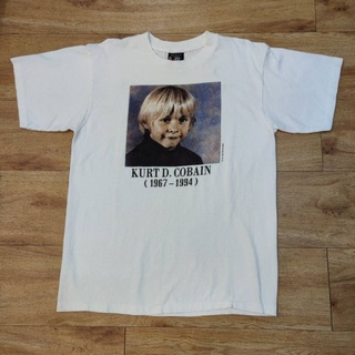 เสื้อยืดผ้าฝ้าย KURT D. COBAIN (1967-1994) ลายเสื้อวง ลายเสื้อวงร็อค วงเนอร์วานา เคิทตอนเด็ก ปีเกิด-ปีตาย