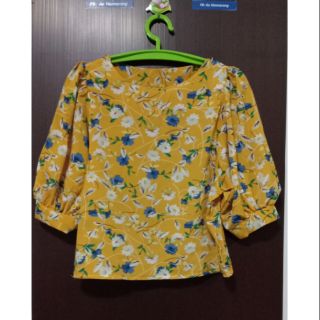 เสื้อลายดอก สีเหลือง/สีฟ้า