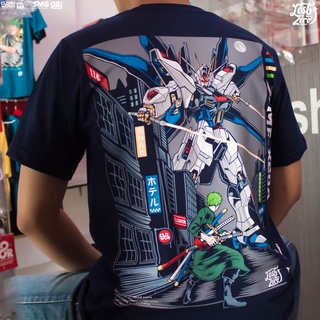 เสื้อยืดผ้าฝ้ายพิมพ์ลายแฟชั่น Roronoa Zoro VS Strike Freedom Gundam (ZGMF-X20A) เสื้อยืด ลายการ์ตูนอนิเมะ One Piece