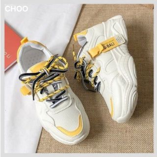 ☑️CHOO Sneakers. รองเท้าผ้าใบเสริมส้น แต่งแถบเหลือง