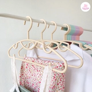 ไม้แขวนเสื้อพลาสติก ไม้แขวนเสื้อผู้ใหญ่ สีพาสเทล หนา เกรด A 1 แพ็คมี 6 อัน (หนา 0.8 มิล.) #No.88