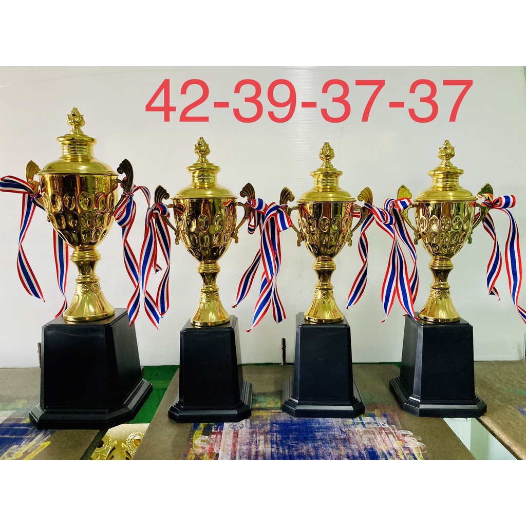 ถ้วยรางวัลโลหะมีฝา ชุด 3-4 ใบ ได้ 3-4 ใบตามภาพ แถมทำป้ายฟรี แจ้งข้อความทางแชท อ่านรายละเอียดให้เข้าใ