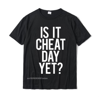 เสื้อยืดผ้าฝ้าย เสื้อยืดผ้าฝ้าย พิมพ์ลาย Is It Cheat Day Yet Funny Saying Workout Diet Gift Idea สําหรับผู้ชาย