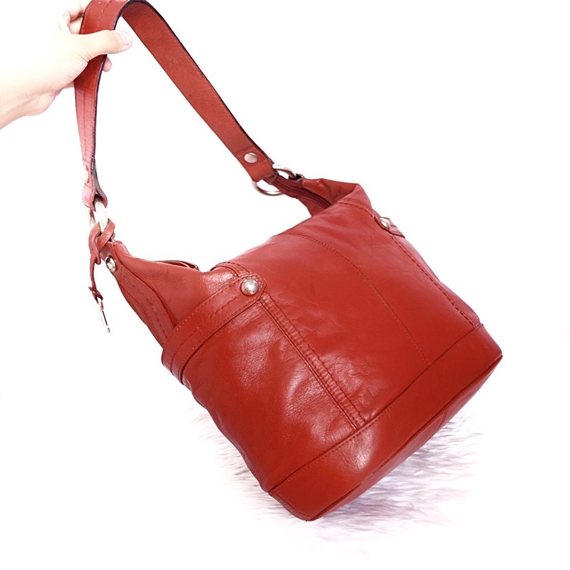 [กระเป๋ามือสอง] ❤️ FOSSIL ❤️ ของแท้! หนังวัวแท้ 10นิ้ว สีแดง กระเป๋าสภาพดี กระเป๋าสะพายข้าง กระเป๋าถือ ฟอสซิล