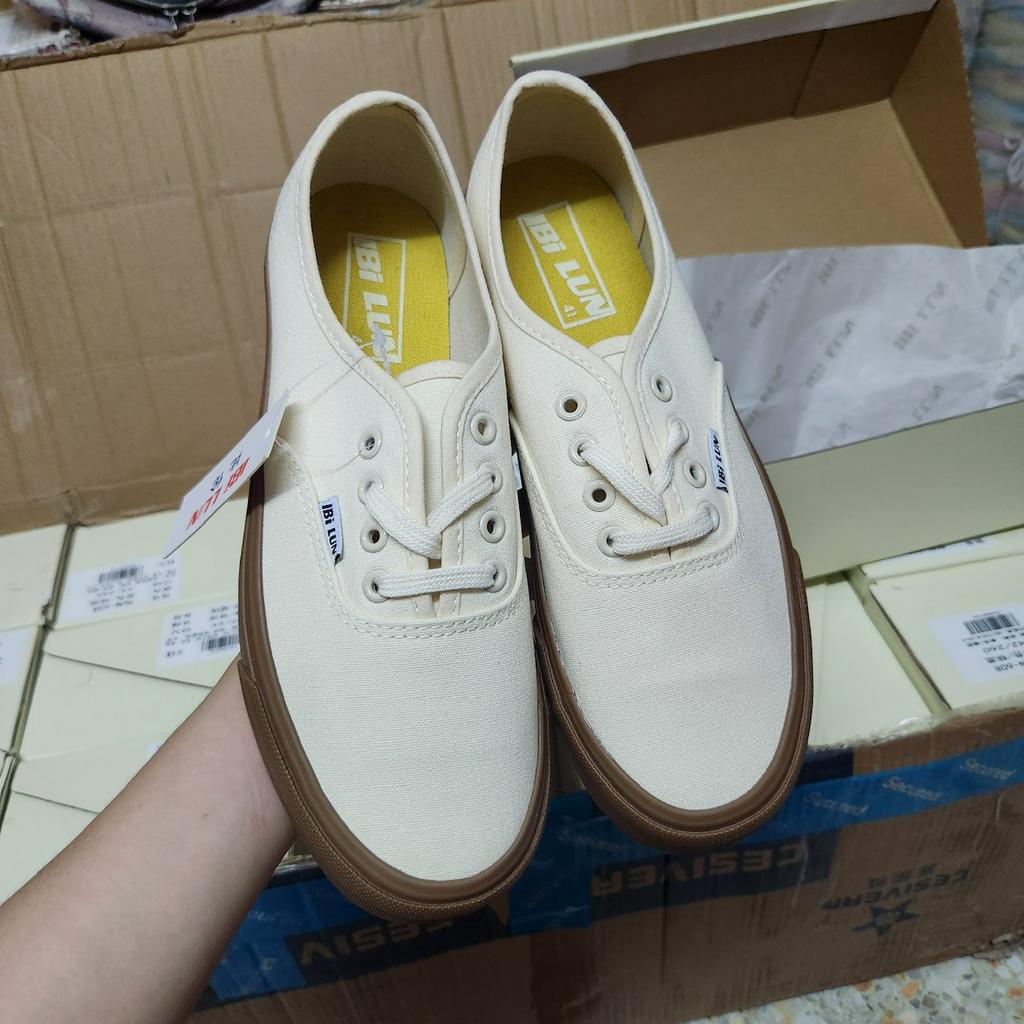 "พร้อมส่ง" [size:35-44]  รองเท้าผ้าใบสีครีมพื้นน้ำตาล แนวสตรีท วินเทจ