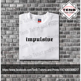 IMPULSIVE เสื้อยืดดีไซน์เรียบง่ายและลายพิมพ์ UNISEX *Q#