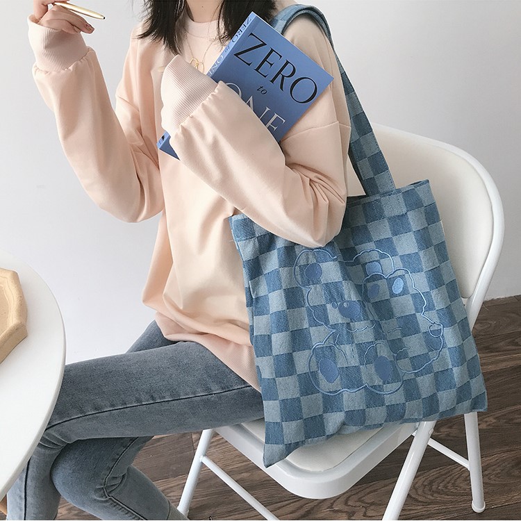 พร้อมส่ง ʕ ˶ᵔ ჲ ᵔ˶ ʔ กระเป๋าผ้าน้องหมีกอดกอดกันน้า (MN104)