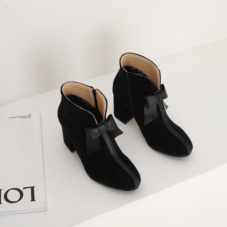 รองเท้าไซส์ใหญ่ (40-46) Bigsize บูทสั้น หนังกำมะหยี่ แต่งโบว์น่ารักๆ ส้นสูง 2.5 นิ้ว (2024)