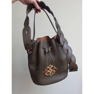 🦋สินค้าพร้อมส่ง🦋  New🤍TORY BURCH MILLER BUCKET BAG  ขนาด H 11" x L 9.2" x D 5.8" สวย เรียบ หรู ราคาดีมากก