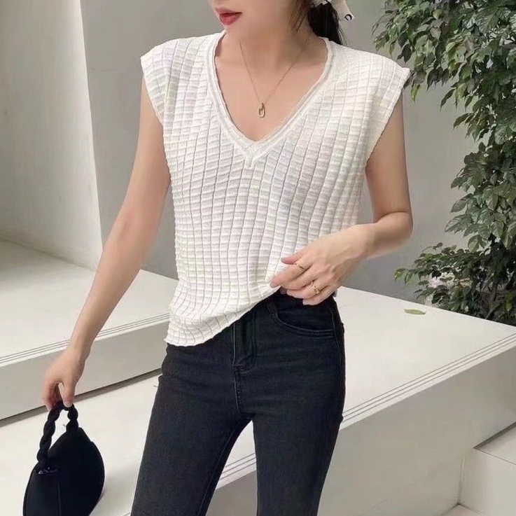 Ey_shop688​✨พร้อม​ส่ง✨​2210/BA.JD#เสื้อแฟชั่นผ้าไหมพรมแขนกุด​#เสื้อคอวี​เเต่งร่องเล็กมีหลายสี💕