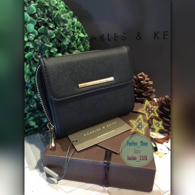 BEST SELLER! CHARLES & KEITHกระเป๋าสตางค์ใบสั้นพับ3ตอนรุ่นสุดฮ๊อตยอดนิยมตลอดกาล