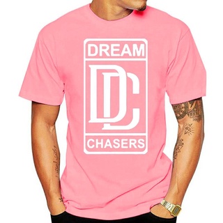 เสื้อผ้าผชใหม่! เสื้อยืด พิมพ์ลายโลโก้ Dream Chasers สีดํา และสีขาว ไซซ์ XS - 3XLS-5XL