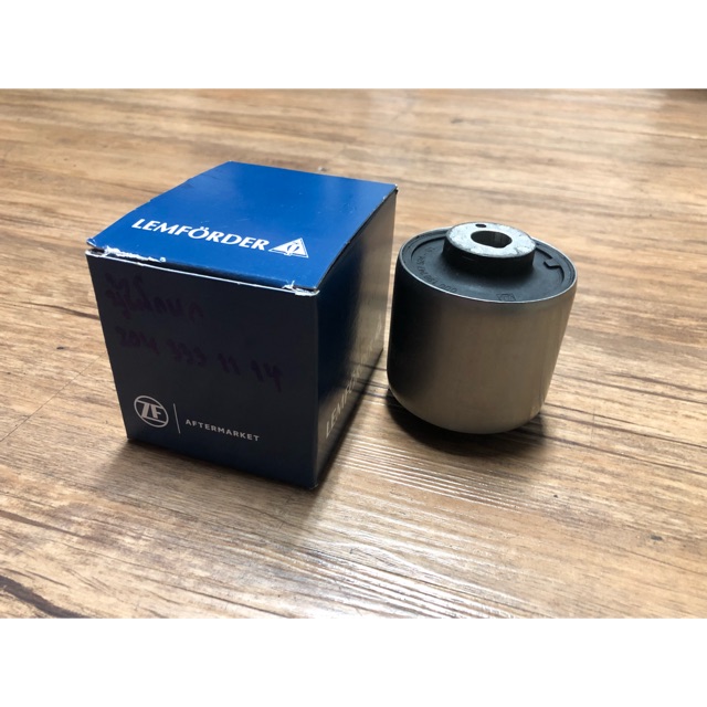 บูชปีกนกล่าง benz w204 w207