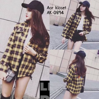 เสื้อเชิ้ตแขนยาวลายตารางสลับโทนสีไปในตัว มาพร้อมงานปักลวดลายสุดน่ารักตรงด้านหลังตัวเสื้อค่