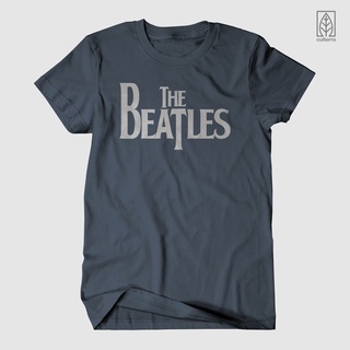 เสื้อยืด พิมพ์ลายวง THE BEATLES สีเทาเข้ม THE BEATLES TEXT ROCK Music Clothing MONO VERSIONS-5XL