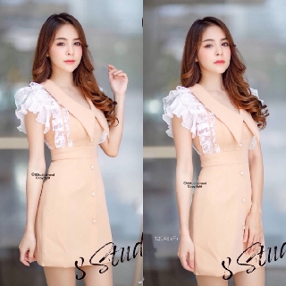 TwinsShopVip💗พร้อมส่ง TW12946 เดรสสั้นคอปกแหลม แขนแต่งระบายลูกไม้อัดพีท pointed collar short dress Decorative