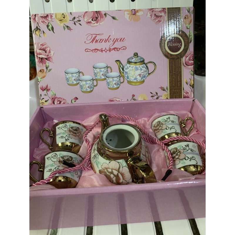 ชุดแก้วน้ำชา กล่องสีชมพู แก้ว4ใบ/คละสีคละลาง กาน้ำชา1ใบแก้วสูง6ซมปากกว้าง6.5ซม(jinsesibh)