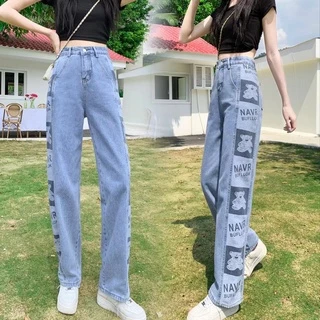 Swan shop แฟชั่นกางเกงยีนส์เอวสูง ขากระบอกใหญ่ 🧸ด้านข้างพิมพ์ลายหมี🧸 วินเทจ ทรงสวย มีครบไซส์พร้อมส่งค่ะ