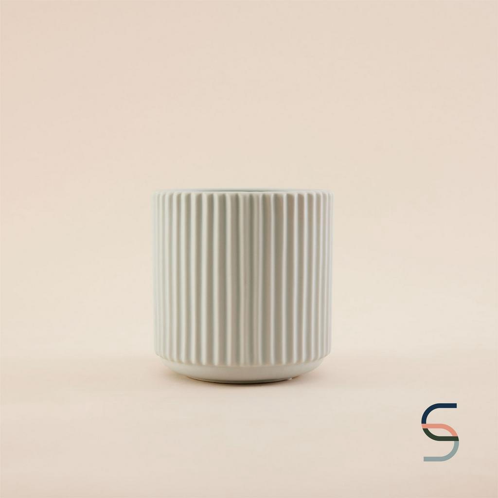 SARABARN Round Porcelain Vase | แจกันลายคลื่น ทรงเตี้ย สีเทาอ่อน