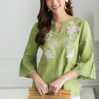 Sale เสื้อลินิน A LA CARTE แขน 3 ส่วน เท็กเจอร์ผ้าสวยมากค่ะ นุ่มใส่สบาย คลายตัวรีดง่าย ลายปักดอกไม้สีครีม