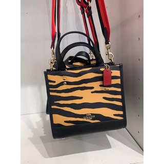 🔥ราคาเคลียร์  4,990🔥พร้อมส่ง‼️ Dempsey Tote 22 With Tiger Print