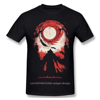 เสื้อยืดคอกลมเสื้อยืด พิมพ์ลายการ์ตูน The Nightly Hunt Begins Dark Souls Adventure Games Borne สําหรับผู้ชายS-5XL