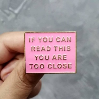 เข็มกลัด / หมุดโลหะ IF YOU CAN READ YOU ARE TOO CLOSE 🎀🎗