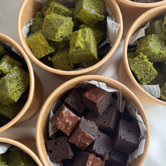 brownie / matcha cube (16oz.) 25-30 ชิ้น ใช้ dark chocolate 70.4%