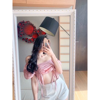 sale แขนพองๆสีขาว มีระบายลูกไม้ที่แขนตรงคอผูกได้ตามรูปสวยมากคร่า