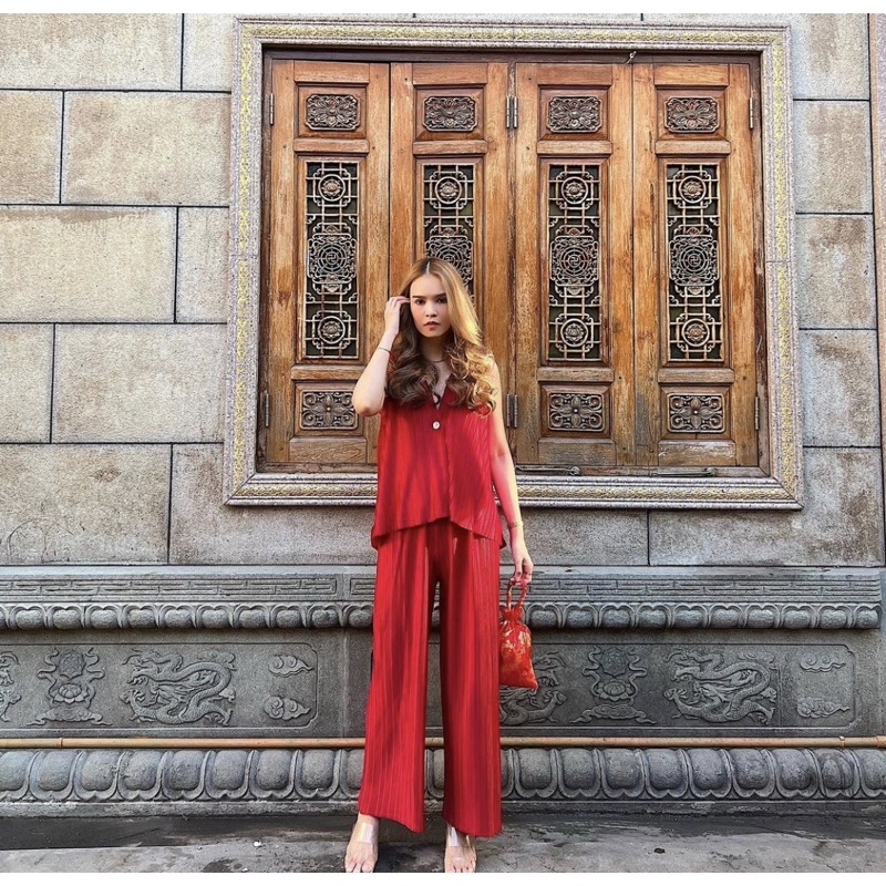 ❌SOLD❌ ชุดเซตพรีทคอวีสีแดง(สีตามนางแบบใส่) กางเกงทรงกระบอกBrand friendthings.ig