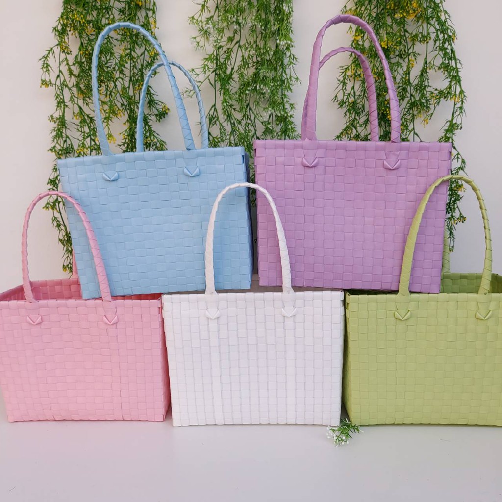 ตระกร้าสาน เส้นพลาสติกสาน ตระกร้าจ่ายตลาด กระทัดรัดสีพื้น ขนาด กว้าง 15 ยาว 27.5 สูง 21.5 cmขอบปาก – โปรปัง