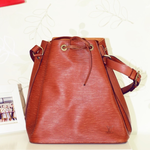 กระเป๋าหลุยส์ แท้ ทรงขนมจีบ Louis Vuitton Petit Noé ปี 94 Brown Kenyan Fawn Epi