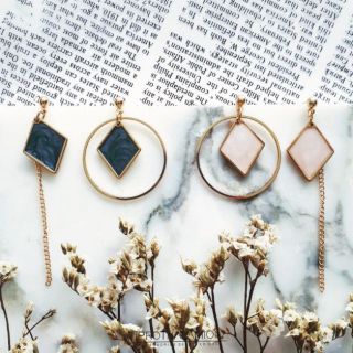 Korea Minimal Chic White Black Geometric Gold Earrings : ต่างหู ตุ้มหู เกาหลี สีทอง ข้าวหลามตัด ขาว ดำ มินิมอล