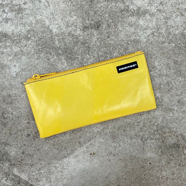 กระเป๋าใส่ของ
Freitag รุ่น F06 SERENA ผ้าใบสีเหลือง ซิปสีเหลือง มือ 1