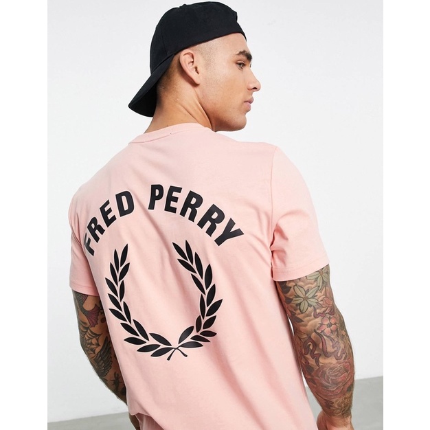 เสื้อยืดครอปเสื้อยืดพิมพ์ลายแฟชั่นFred Perry Arch Branded Back Graphic T-Shirt in PinkS-5XL