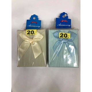 20 บาท กล่องของขวัญสำเร็จรูปมีโบว์ ขนาด กว้าง 7 ซม. สูง 3 ซม. ( คละสีคละลายให้นะคะ )