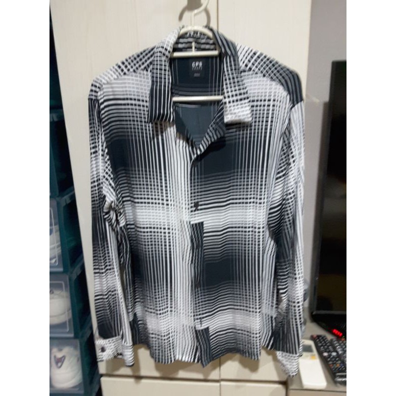 เสื้อเชิ้ตแขนยาว ยี่ห้อ Chaps Men (CPS MEN) ของแท้ Size S #มือสอง สีกรมท่า ลายกราฟฟิค  เนื้อผ้า Rayo