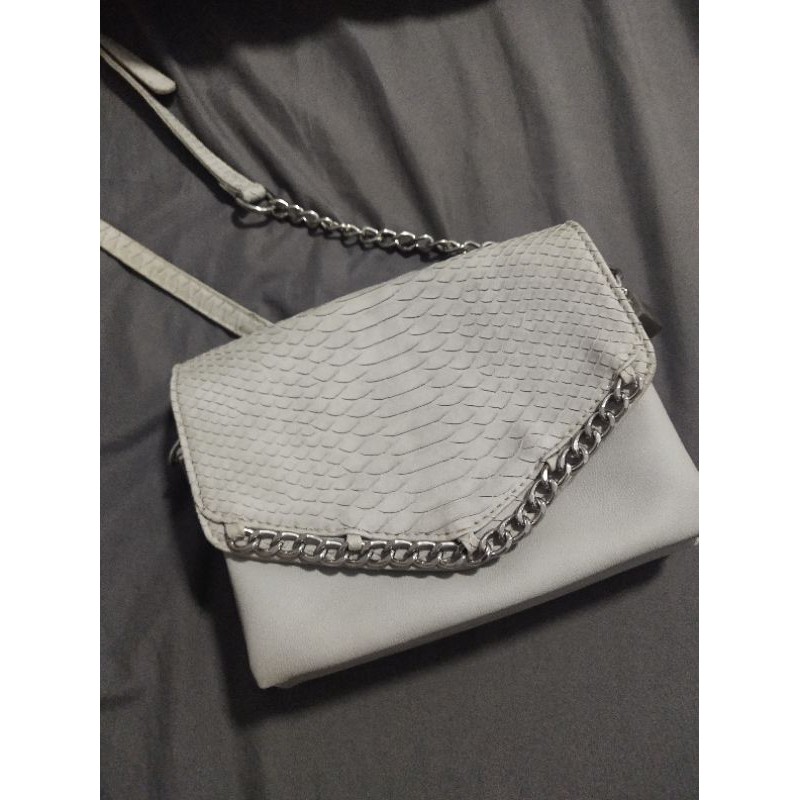 กระเป๋าสะพายข้าง ชิคๆ เก๋ๆ ยี่ห้อ Perota