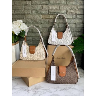 คาล วินไคลน์ Signature Hobo Bag