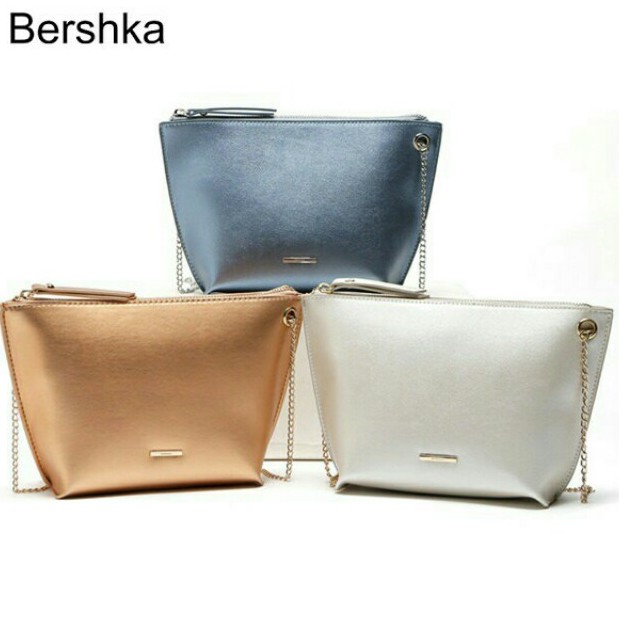 กระเป๋าสะพายโซ่ Bershka