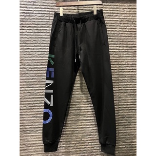 KENZO LOGO PRINT JOGGER PANTS IN BLACK กางเกงจ็อกเกอร์ ขายาวเอวยางยืด แบรนด์เคนโซ่ สกรีนตัวหนังสือโลโก้ สีดำ สกรีนโลโก้