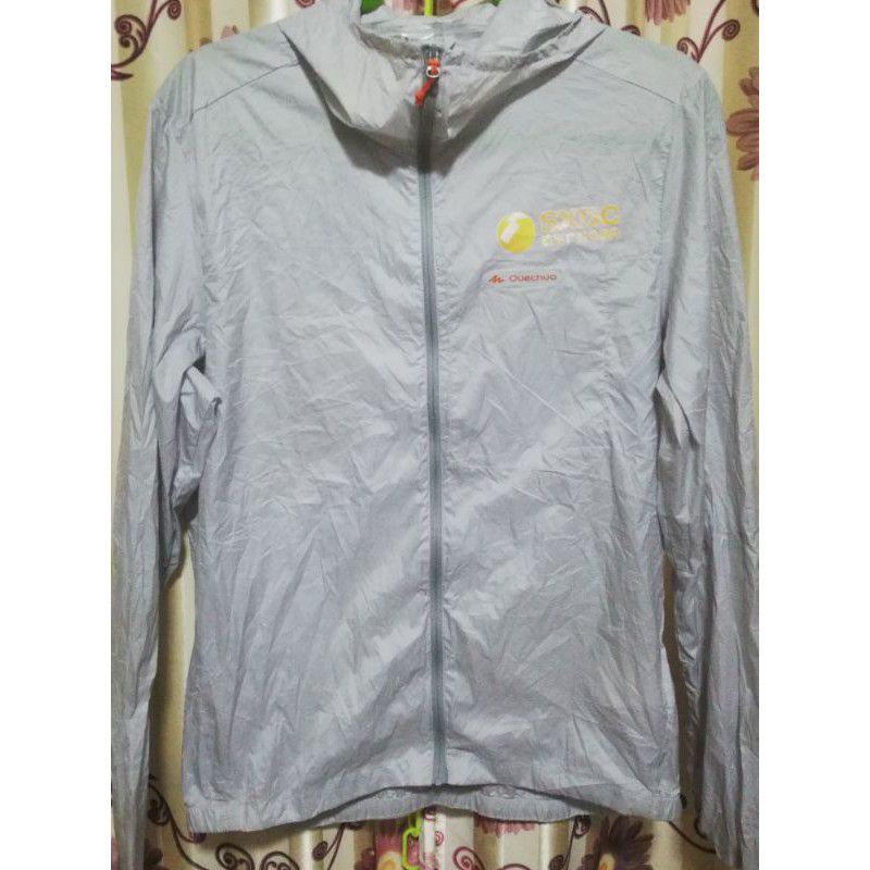 แบรนด์แท้ เสื้อแจ็คเก็ต ฮู้ด Quechua ของ decathlon ผ้าบางเบา สีเทาเงิน กันUV,ละอองฝน มือ2