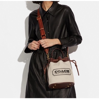 รุ่นใหม่ทรงจีบสีขาว โลโก้ใหญ่Coach Field Bucket Bag With Coach Badge