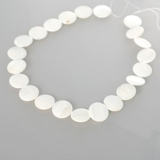 เปลือกหอยแท้ (mother-of-pearl) เม็ดกลมแบน (Flat Round) 18 mm. - (LZ-0390 สีขาว)