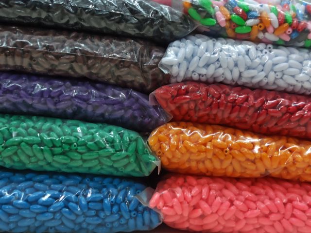 ลูกปัดพลาสติก ทรงรี หลายสีให้เลือก**(แพ็คครึ่งกิโล)