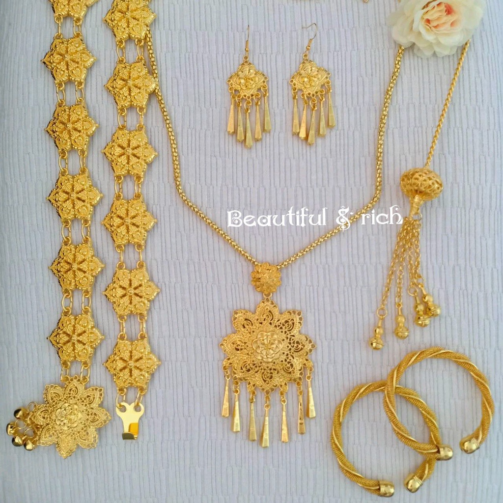 เครื่องประดับเป็นชุดสีทอง ใส่ได้ทั้งเด็กและผู้ใหญ่ ต่างหูแบบห้อย เข็มขัดยาว 40 นิ้วปรับขนาดได้ เครื่องประดับชุดไทย A001